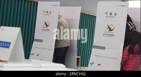 Wahlen in Südkorea (160413) -- SÉOUL, le 13 avril 2016 -- les électeurs ont voté dans un bureau de vote de Séoul, Corée du Sud, le 13 avril 2016. La Corée du Sud a lancé mercredi les élections générales à l'échelle nationale pour élire 300 législateurs au Parlement, a déclaré la commission électorale de Séoul. (djj) CORÉE DU SUD-SÉOUL-COUP D'ENVOI DES ÉLECTIONS GÉNÉRALES YaoxQilin PUBLICATIONxNOTxINxCHN choisir en Corée du Sud 160413 Séoul avril 13 2016 célébrités ont voté DANS un bureau de vote à Séoul Corée du Sud avril 13 2016 la Corée du Sud a lancé mercredi la nation DES ÉLECTIONS générales pour élire 300 législateurs au Parlement Séoul Banque D'Images