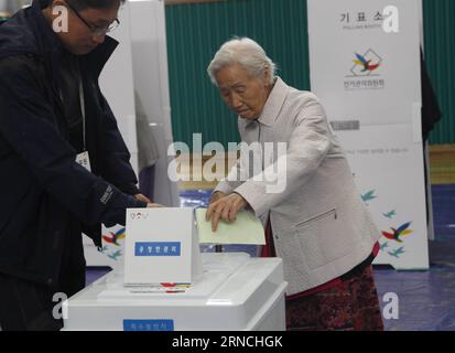 Wahlen in Südkorea (160413) -- SÉOUL, le 13 avril 2016 -- une résidente jette son bulletin de vote dans un bureau de vote de Séoul, Corée du Sud, le 13 avril 2016. La Corée du Sud a lancé mercredi les élections générales à l'échelle nationale pour élire 300 législateurs au Parlement, a déclaré la commission électorale de Séoul. (djj) CORÉE DU SUD-SÉOUL-COUP D'ENVOI DES ÉLECTIONS GÉNÉRALES YaoxQilin PUBLICATIONxNOTxINxCHN choisir en Corée du Sud 160413 Séoul avril 13 2016 une résidente jette son bulletin de vote DANS un bureau de vote à Séoul Corée du Sud avril 13 2016 la Corée du Sud a lancé mercredi la nation DES ÉLECTIONS générales pour élire 300 législateurs au Parlement Seo Banque D'Images