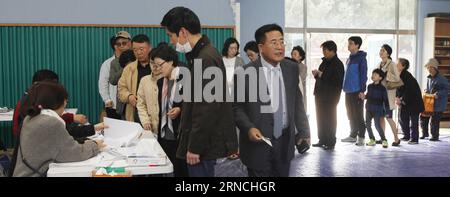 Wahlen in Südkorea (160413) -- SÉOUL, le 13 avril 2016 -- les gens font la queue pour voter dans un bureau de vote à Séoul, Corée du Sud, le 13 avril 2016. La Corée du Sud a lancé mercredi les élections générales à l'échelle nationale pour élire 300 législateurs au Parlement, a déclaré la commission électorale de Séoul. (djj) CORÉE DU SUD-SÉOUL-COUP D'ENVOI DES ÉLECTIONS GÉNÉRALES YaoxQilin PUBLICATIONxNOTxINxCHN choisir en Corée du Sud 160413 Séoul avril 13 2016 célébrités attendent en ligne pour voter À un bureau de vote À Séoul Corée du Sud avril 13 2016 la Corée du Sud a lancé mercredi LES ÉLECTIONS générales pour élire 30 Banque D'Images