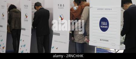 Wahlen in Südkorea (160413) -- SÉOUL, le 13 avril 2016 -- les électeurs ont voté dans un bureau de vote de Séoul, Corée du Sud, le 13 avril 2016. La Corée du Sud a lancé mercredi les élections générales à l'échelle nationale pour élire 300 législateurs au Parlement, a déclaré la commission électorale de Séoul. (djj) CORÉE DU SUD-SÉOUL-COUP D'ENVOI DES ÉLECTIONS GÉNÉRALES YaoxQilin PUBLICATIONxNOTxINxCHN choisir en Corée du Sud 160413 Séoul avril 13 2016 célébrités ont voté DANS un bureau de vote à Séoul Corée du Sud avril 13 2016 la Corée du Sud a lancé mercredi la nation DES ÉLECTIONS générales pour élire 300 législateurs au Parlement Séoul Banque D'Images