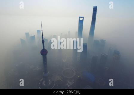 (160414) -- SHANGHAI, 14 avril 2016 -- une photo aérienne prise le 14 avril 2016 montre des bâtiments recouverts de brouillard à Shanghai, dans l'est de la Chine. (Ry) CHINA-SHANGHAI-FOG (CN) ShenxChunchen PUBLICATIONxNOTxINxCHN 160414 Shanghai avril 14 2016 une photo aérienne prise LE 14 2016 avril montre des bâtiments recouverts de brouillard à Shanghai East China Ry China Shanghai Fog CN ShenxChunchen PUBLICATIONxNOTxINxCHN Banque D'Images