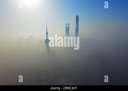 (160414) -- SHANGHAI, 14 avril 2016 -- une photo aérienne prise le 14 avril 2016 montre des bâtiments recouverts de brouillard à Shanghai, dans l'est de la Chine. (Ry) CHINA-SHANGHAI-FOG (CN) ShenxChunchen PUBLICATIONxNOTxINxCHN 160414 Shanghai avril 14 2016 une photo aérienne prise LE 14 2016 avril montre des bâtiments recouverts de brouillard à Shanghai East China Ry China Shanghai Fog CN ShenxChunchen PUBLICATIONxNOTxINxCHN Banque D'Images