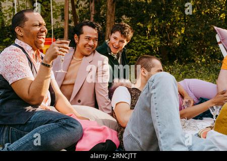 Amis joyeux de la communauté LGBTQ s'amusant pendant la fête dans la cour arrière Banque D'Images