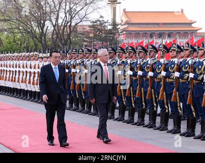 (160414) -- PÉKIN, le 14 avril 2016 -- le premier ministre chinois Li Keqiang (front de gauche) organise une cérémonie de bienvenue pour le premier ministre australien Malcolm Turnbull avant les quatrièmes pourparlers annuels entre les premiers ministres des deux pays à Beijing, capitale de la Chine, le 14 avril 2016. Turnbull effectue sa première visite officielle en Chine depuis son entrée en fonction en septembre 2015, avec une importante délégation d’entreprises. )(wjq) CHINA-BEIJING-LI KEQIANG-AUSTRALIAN PM-ANNUAL TALKS (CN) LiuxWeibing PUBLICATIONxNOTxINxCHN 160414 Pékin 14 2016 avril le Premier ministre chinois a quitté Keqiang le Front tient une cérémonie de bienvenue pour Austral Banque D'Images