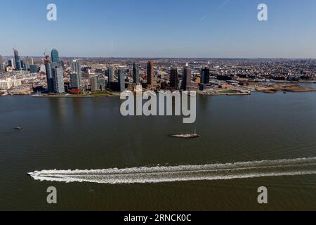 (160414) -- NEW YORK, le 14 avril 2016 -- Un bateau navigue sur l'East River de New York, aux États-Unis, le 14 avril 2016.) U.S.-NEW YORK-EAST RIVER-DAILY LIFE LixMuzi PUBLICATIONxNOTxINxCHN 160414 New York avril 14 2016 un bateau NAVIGUE SUR l'East River de New York City États-Unis avril 14 2016 U S New York East River Daily Life LiXMuzi PUBLICATIONxNOTxINxCHN Banque D'Images