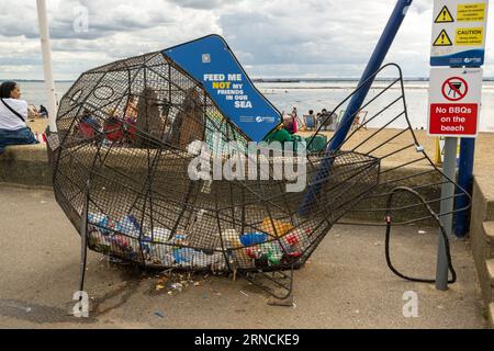 Une poubelle en forme de poisson à Southend-on-Sea, Essex, Angleterre Banque D'Images