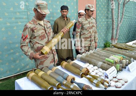 Une exposition du personnel de sécurité pakistanais a saisi des roquettes à Quetta, dans le sud-ouest du Pakistan, le 15 avril 2016. Les forces de sécurité pakistanaises ont saisi une énorme cache d armes et de munitions au cours d une opération secrète près de la frontière paka-afghane dans la province pakistanaise du Baloutchistan. PAKISTAN-QUETTA A SAISI DES ARMES Irfan PUBLICATIONxNOTxINxCHN un affichage du personnel de sécurité pakistanais a saisi des roquettes dans le sud-ouest du Pakistan S Quetta LE 15 2016 avril, les forces de sécurité pakistanaises ont saisi une énorme cache d'armes et de munitions lors d'une opération secrète près de la frontière afghane Pak dans la province pakistanaise du Balochistan Pakistan Quet Banque D'Images