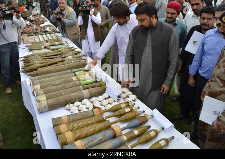 Le personnel de sécurité pakistanais expose des armes et des munitions saisies à Quetta, dans le sud-ouest du Pakistan, le 15 avril 2016. Les forces de sécurité pakistanaises ont saisi une énorme cache d armes et de munitions au cours d une opération secrète près de la frontière paka-afghane dans la province pakistanaise du Baloutchistan. PAKISTAN-QUETTA-ARMES SAISIES Irfan PUBLICATIONxNOTxINxCHN personnel de sécurité pakistanais exposition armes et munitions saisies dans le sud-ouest du Pakistan S Quetta LE 15 2016 avril, les forces de sécurité pakistanaises ont saisi une énorme cache d'armes et de munitions lors d'une opération secrète près de la frontière afghane Pak dans les Balochis S du Pakistan Banque D'Images