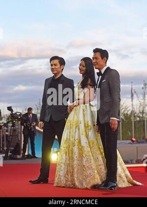 6. Internationales Filmfestival à Pékin - Eröffnung (160416) - BEIJING, 16 avril 2016 -- l'acteur Wallace Chung, l'actrice Lang Yueting et l'acteur Lee Jung Jae (de gauche à droite) assistent à un événement tapis rouge lors de la cérémonie d'ouverture du 6e Festival international du film de Pékin (BJIFF) à Pékin, capitale de la Chine, le 16 avril 2016. Le BJIFF a débuté samedi et durera jusqu'au 23 avril. ) (Wjq) CHINA-BEIJING-FILM FESTIVAL-OPENING (CN) JinxLiangkuai PUBLICATIONxNOTxINxCHN 6 Festival international du film de Pékin ouverture 160416 Pékin avril 16 2016 acteur Wallace Chung actrice long Yueting et AC Banque D'Images