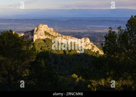 Lever de soleil dans les Alpilles (Provence, France) par une journée partiellement nuageuse au printemps Banque D'Images