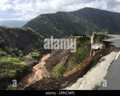 Schäden nach den schweren Erdbeben au Japon (160417) -- KUMAMOTO, 17 avril 2016 -- une photo prise le 17 avril 2016 montre un glissement de terrain après un tremblement de terre dans la préfecture de Kumamoto dans le sud-ouest du Japon. Un puissant tremblement de terre de magnitude 7,3 a frappé l'île de Kyushu dans le sud-ouest du Japon tôt samedi juste un jour après qu'une prévision importante ait frappé la région, avec le nombre de morts s'élevant maintenant à 41 selon les derniers chiffres de dimanche. ) JAPON-KUMAMOTO-TREMBLEMENT DE TERRE-APRÈS HuaxYi PUBLICATIONxNOTxINxCHN dommages après les graves tremblements de terre au Japon 160417 Kumamoto avril 17 2016 photo prise SUR A Banque D'Images