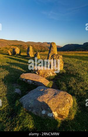 Un ancien cercle de pierre debout sur un terrain élevé entouré de montagnes Banque D'Images