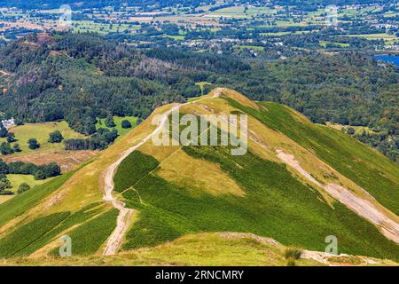 Sentier de randonnée menant à une crête de montagne surplombant un grand lac en été Banque D'Images