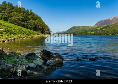 Un beau lac calme entouré de hautes montagnes en été (Buttermere, Lake District) Banque D'Images