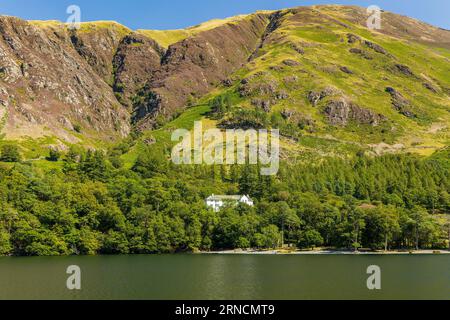 Un beau lac calme entouré de hautes montagnes en été (Buttermere, Lake District) Banque D'Images