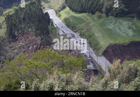 Schäden nach den schweren Erdbeben au Japon (160417) -- KUMAMOTO, 17 avril 2016 -- une photo prise le 17 avril 2016 montre un glissement de terrain après un tremblement de terre à Minami-Aso, préfecture de Kumamoto dans le sud-ouest du Japon, le 17 avril 2016. Un puissant tremblement de terre de magnitude 7,3 a frappé l'île de Kyushu dans le sud-ouest du Japon tôt samedi juste un jour après qu'une prévision importante ait frappé la région, avec le nombre de morts s'élevant maintenant à 41 selon les derniers chiffres de dimanche. ) JAPON-KUMAMOTO-TREMBLEMENT DE TERRE-APRÈS LiuxTian PUBLICATIONxNOTxINxCHN dommages après les graves tremblements de terre au Japon 160417 Kumamo Banque D'Images