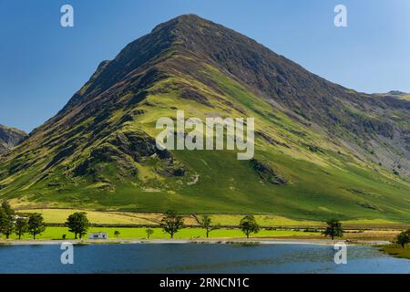 Un beau lac calme entouré de hautes montagnes en été (Buttermere, Lake District) Banque D'Images