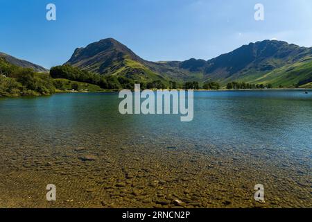 Un beau lac calme entouré de hautes montagnes en été (Buttermere, Lake District) Banque D'Images