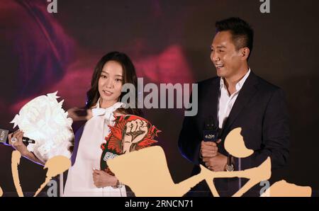 (160417) -- PÉKIN, le 17 avril 2016 -- l'acteur Liu Ye (à droite) et l'actrice Wang Luodan assistent à une conférence de presse pour leur nouveau film Ma Guerre à Pékin, capitale de la Chine, le 17 avril 2016. Le film sortira en Chine le 30 septembre. )(wjq) CHINA-BEIJING-MOVIE-MY WAR-PRESS CONFERENCE (CN) YaoxJianfeng PUBLICATIONxNOTxINxCHN 160417 Pékin avril 17 2016 l'acteur Liu Ye r et l'actrice Wang Luodan assistent à une conférence de presse pour leur nouveau film My was in Beijing capitale de la Chine avril 17 2016 le film sortira en Chine LE 30 septembre Beijing Movie My Was Conférence de presse CN YaoxJianfeng PUBL Banque D'Images