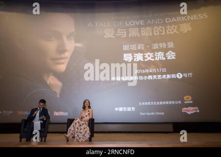 (160417) -- PÉKIN, 17 avril 2016 -- la réalisatrice et actrice américaine Natalie Portman (droite) assiste à une réunion de son film A Tale of Love and Darkness à Pékin, capitale de la Chine, en avril 17. 2016. La réunion s ' inscrit dans le cadre du 6e Festival international du film de Beijing, qui se tiendra d ' avril 16 à avril 23. ) (mp) CHINA-BEIJING-FILM FESTIVAL-NATALIE PORTMAN-MEETING (CN) MaoxSiqian PUBLICATIONxNOTxINxCHN 160417 Pékin avril 17 2016 la réalisatrice et actrice américaine Natalie Portman r assiste à une réunion de son film un conte d'amour et de ténèbres à Beijing capitale de la Chine avril 17 2016 la réunion FAIT partie de la réunion Banque D'Images