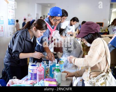 (160417) -- KUMAMOTO, 17 avril 2016 -- des volontaires travaillent dans un abri lors du tremblement de terre qui a secoué Mashiki dans la préfecture de Kumamoto, Japon, le 17 avril 2016. Un puissant tremblement de terre de magnitude 7,3 a frappé l'île de Kyushu dans le sud-ouest du Japon tôt samedi juste un jour après qu'une prévision importante ait frappé la région, avec le nombre de morts s'élevant maintenant à 41 selon les derniers chiffres de dimanche. ) (djj) JAPAN-KUMAMOTO-EARTHQUAKE-AFTERMATH MaxPing PUBLICATIONxNOTxINxCHN 160417 Kumamoto avril 17 2016 les volontaires travaillent DANS un refuge dans le tremblement de terre secoué Mashiki dans la préfecture de Kumamoto Japon avril 1 Banque D'Images