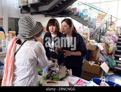 (160417) -- KUMAMOTO, 17 avril 2016 -- des volontaires travaillent dans un abri lors du tremblement de terre qui a secoué Mashiki dans la préfecture de Kumamoto, Japon, le 17 avril 2016. Un puissant tremblement de terre de magnitude 7,3 a frappé l'île de Kyushu dans le sud-ouest du Japon tôt samedi juste un jour après qu'une prévision importante ait frappé la région, avec le nombre de morts s'élevant maintenant à 41 selon les derniers chiffres de dimanche. ) (djj) JAPAN-KUMAMOTO-EARTHQUAKE-AFTERMATH MaxPing PUBLICATIONxNOTxINxCHN 160417 Kumamoto avril 17 2016 les volontaires travaillent DANS un refuge dans le tremblement de terre secoué Mashiki dans la préfecture de Kumamoto Japon avril 1 Banque D'Images