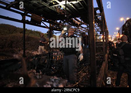 (160418) -- JÉRUSALEM, 18 avril 2016 -- fouille médico-légale israélienne dans les restes d'un autobus incendié après l'explosion d'une bombe dans le véhicule à Jérusalem le 18 avril 2016. Au moins 21 personnes ont été blessées dans l'explosion d'un bus à Jérusalem lundi après-midi, a déclaré la police, confirmant qu'il s'agissait d'une attaque terroriste. MIDEAST-JERUSALEM-BUS-BLAST MuammarxAwad PUBLICATIONxNOTxINxCHN 160418 Jérusalem avril 18 2016 recherches dans les restes d'un bus brûlé après une explosion de bombe à travers le véhicule à Jérusalem LE 18 2016 avril au moins 21 célébrités ont été blessées dans un explosion d'autobus à Jeru Banque D'Images