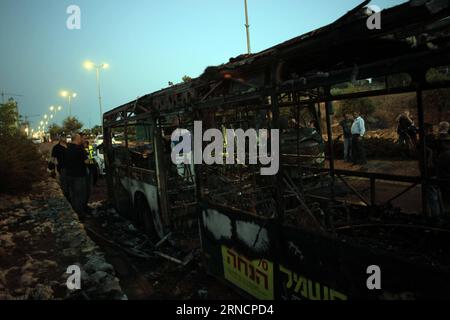 (160418) -- JÉRUSALEM, 18 avril 2016 -- fouille médico-légale israélienne dans les restes d'un autobus incendié après l'explosion d'une bombe dans le véhicule à Jérusalem le 18 avril 2016. Au moins 21 personnes ont été blessées dans l'explosion d'un bus à Jérusalem lundi après-midi, a déclaré la police, confirmant qu'il s'agissait d'une attaque terroriste. MIDEAST-JERUSALEM-BUS-BLAST MuammarxAwad PUBLICATIONxNOTxINxCHN 160418 Jérusalem avril 18 2016 recherches dans les restes d'un bus brûlé après une explosion de bombe à travers le véhicule à Jérusalem LE 18 2016 avril au moins 21 célébrités ont été blessées dans un explosion d'autobus à Jeru Banque D'Images