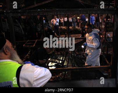 (160418) -- JÉRUSALEM, 18 avril 2016 -- fouille médico-légale israélienne dans les restes d'un autobus incendié après l'explosion d'une bombe dans le véhicule à Jérusalem le 18 avril 2016. Au moins 21 personnes ont été blessées dans l'explosion d'un bus à Jérusalem lundi après-midi, a déclaré la police, confirmant qu'il s'agissait d'une attaque terroriste. MIDEAST-JERUSALEM-BUS-BLAST MuammarxAwad PUBLICATIONxNOTxINxCHN 160418 Jérusalem avril 18 2016 recherches dans les restes d'un bus brûlé après une explosion de bombe à travers le véhicule à Jérusalem LE 18 2016 avril au moins 21 célébrités ont été blessées dans un explosion d'autobus à Jeru Banque D'Images