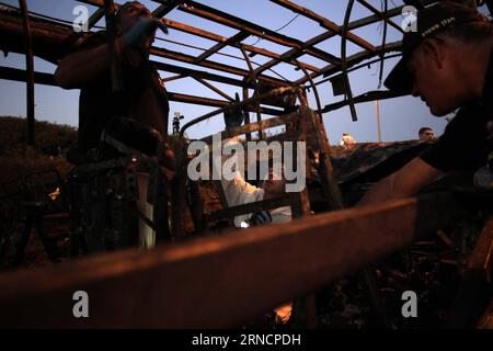 (160418) -- JÉRUSALEM, 18 avril 2016 -- fouille médico-légale israélienne dans les restes d'un autobus incendié après l'explosion d'une bombe dans le véhicule à Jérusalem le 18 avril 2016. Au moins 21 personnes ont été blessées dans l'explosion d'un bus à Jérusalem lundi après-midi, a déclaré la police, confirmant qu'il s'agissait d'une attaque terroriste. MIDEAST-JERUSALEM-BUS-BLAST MuammarxAwad PUBLICATIONxNOTxINxCHN 160418 Jérusalem avril 18 2016 recherches dans les restes d'un bus brûlé après une explosion de bombe à travers le véhicule à Jérusalem LE 18 2016 avril au moins 21 célébrités ont été blessées dans un explosion d'autobus à Jeru Banque D'Images