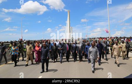 (160419) -- DAR ES SALAAM, le 19 avril 2016 -- le président tanzanien John Magufuli (C) marche sur le pont Kigamboni à Dar es Salaam, Tanzanie, le 19 avril 2016. Le nouveau pont de 135 millions de dollars américains reliant Kigamboni et Kurasini dans la capitale commerciale de l Afrique de l est, Dar es Salaam, a laissé une marque indélébile aux ingénieurs locaux. Le projet entrepris par China Railway Construction Engineering Group (CRCEG) dans le cadre d’une coentreprise avec China Railway Major Bridge Group (CRMBG) a été officiellement inauguré mardi par le président John Magufuli. Le pont de 32 mètres de large a six voies, Th Banque D'Images