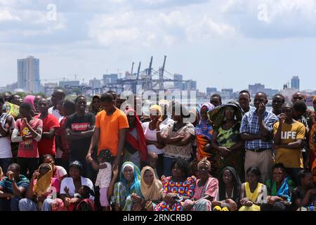 (160419) -- DAR ES SALAAM, le 19 avril 2016 -- la population locale se réunit pour assister à l'inauguration du pont de Kigamboni à Dar es Salaam, Tanzanie, le 19 avril 2016. Le nouveau pont de 135 millions de dollars américains reliant Kigamboni et Kurasini dans la capitale commerciale de l Afrique de l est, Dar es Salaam, a laissé une marque indélébile aux ingénieurs locaux. Le projet entrepris par China Railway Construction Engineering Group (CRCEG) dans le cadre d’une coentreprise avec China Railway Major Bridge Group (CRMBG) a été officiellement inauguré mardi par le président John Magufuli. Le pont de 32 mètres de large a six voies, thr Banque D'Images