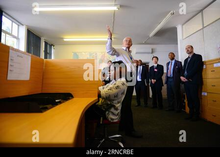 (160419) -- JOHANNESBURG, 19 avril 2016 -- Godfrey Qhena (2nd-R), directeur général de la Société de développement industriel (IDC) d'Afrique du Sud, visite le centre de service après-vente de l'usine automobile de Beijing automobile Works Co., Ltd (BAW), connue sous le nom de BAW?Afrique du Sud à Springs, à l'ouest de Johannesburg, le 19 avril 2016. L'IDC, une institution financière sud-africaine gérée par l'État, s'est engagée mardi à soutenir financièrement une joint-venture avec le BAW. ) SOUTH AFRICA-SPRINGS-CHINA-AUTOMOBILE-COOPERATION ZhaixJianlan PUBLICATIONxNOTxINxCHN 160419 Johannesburg avril 19 2016 Afrique du Sud S I Banque D'Images