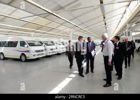 (160419) -- JOHANNESBURG, 19 avril 2016 -- Godfrey Qhena (C), directeur général de la Société de développement industriel (IDC) d'Afrique du Sud, visite l'usine automobile de Beijing automobile Works Co., Ltd (BAW), connue sous le nom de BAW?Afrique du Sud à Springs, à l'ouest de Johannesburg, le 19 avril 2016. L'IDC, une institution financière sud-africaine gérée par l'État, s'est engagée mardi à soutenir financièrement une joint-venture avec le BAW. ) SOUTH AFRICA-SPRINGS-CHINA-AUTOMOBILE-COOPERATION ZhaixJianlan PUBLICATIONxNOTxINxCHN 160419 Johannesburg avril 19 2016 South Africa S Industrial Development Corporation IDC Banque D'Images