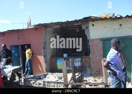 (160419) -- LUSAKA, le 19 avril 2016 -- Un magasin est détruit après avoir été pillé dans la municipalité de Chawama à Lusaka, capitale de la Zambie, le 19 avril 2016. Les attaques contre des magasins étrangers à Lusaka, la capitale zambienne, se sont propagées à d'autres parties de la ville avec plus de magasins attaqués. Les attaques ont commencé dans la matinée dans deux vastes bidonvilles à cause de rumeurs selon lesquelles des étrangers étaient derrière une série de meurtres rituels présumés qui ont eu lieu ces dernières semaines. À ce jour, plus de 250 personnes ont été arrêtées pour pillage de magasins appartenant à des ressortissants rwandais, alors que le nombre de magasins pillés reste inchangé Banque D'Images