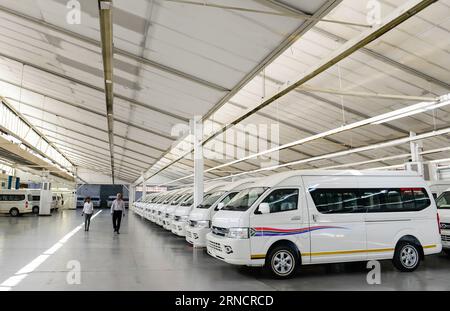 (160419) -- JOHANNESBURG, 19 avril 2016 -- deux membres du personnel passent devant des autobus à l'usine automobile de Beijing automobile Works Co., Ltd (BAW), connue sous le nom de BAW?Afrique du Sud à Springs, à l'ouest de Johannesburg, le 19 avril 2016. La Industrial Development Corporation (IDC), une institution financière sud-africaine gérée par l'État, s'est engagée mardi à soutenir financièrement une coentreprise avec le BAW. AFRIQUE DU SUD-SPRINGS-CHINA-AUTOMOBILE-COOPERATION ZhaixJianlan PUBLICATIONxNOTxINxCHN 160419 Johannesburg avril 19 2016 deux membres du personnel passent devant des bus À l'usine automobile de Beijing automobiles WO Banque D'Images