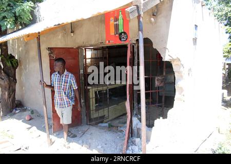 (160419) -- LUSAKA, le 19 avril 2016 -- Un magasin est détruit après avoir été pillé dans le township de Bauleni à Lusaka, capitale de la Zambie, le 19 avril 2016. Les attaques contre des magasins étrangers à Lusaka, la capitale zambienne, se sont propagées à d'autres parties de la ville avec plus de magasins attaqués. Les attaques ont commencé dans la matinée dans deux vastes bidonvilles à cause de rumeurs selon lesquelles des étrangers étaient derrière une série de meurtres rituels présumés qui ont eu lieu ces dernières semaines. À ce jour, plus de 250 personnes ont été arrêtées pour pillage de magasins appartenant à des ressortissants rwandais, alors que le nombre de magasins pillés reste inchangé Banque D'Images