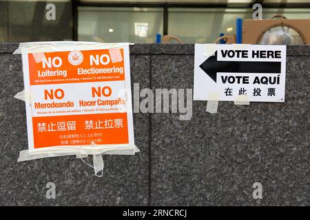 (160419) -- NEW YORK, le 19 avril 2016 -- des panneaux indiquant PAS de loitering pas de campagne électorale et VOTER ICI sont vus à l'extérieur d'un bureau de vote à Manhattan, New York, États-Unis, le 19 avril 2016. La primaire présidentielle de New York a débuté mardi. ) U.S.-NEW YORK-PRESIDENTIAL PRIMARY-VOTE LixMuzi PUBLICATIONxNOTxINxCHN 160419 New York avril 19 2016 signes Thatcher Lire pas de loitering pas de campagne électorale et VOTER Voici des lacs à l'extérieur d'un bureau de vote à Manhattan New York États-Unis avril 19 2016 New York S Presidential Primary a débuté LE mardi U S New York Presidential VOTE primaire LiXMu Banque D'Images