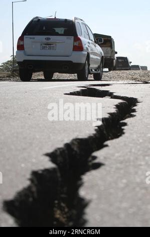 MANABI (ÉQUATEUR), le 19 avril 2016 -- Une fissure causée par le tremblement de terre a été observée dans une rue de Bahia de Caraquez, province de Manabi, Équateur, le 19 avril 2016. Le bilan des morts du tremblement de terre de samedi dans le nord de l'Équateur a augmenté à 480 mardi matin, a déclaré le gouvernement. ECUADOR-MANABI-EARTHQUAKE-AFTERMATH RafaelxRodriguez PUBLICATIONxNOTxINxCHN Manabi Équateur avril 19 2016 une fissure CAUSÉE par le tremblement de terre EST Lakes ON a Street dans la province de Bahia de Caraquez de Manabi Équateur LE 19 2016 avril le nombre de morts du tremblement de terre de terre de samedi S dans le nord de l'Équateur a augmenté à 480 par mardi Mor Banque D'Images