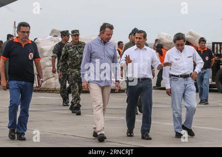 LIMA, le 19 avril 2016 -- le président péruvien Ollanta Humala (2e Front R) supervise l'acheminement de l'aide humanitaire aux victimes équatoriennes du tremblement de terre, à Lima, capitale du Pérou, le 19 avril 2016. Le bilan des morts du tremblement de terre de samedi dans le nord de l'Équateur a augmenté à 480 mardi matin, a déclaré le gouvernement. PÉROU-LIMA-ÉQUATEUR-TREMBLEMENT DE TERRE-SAUVETAGE ANDINA PUBLICATIONxNOTxINxCHN Lima avril 19 2016 le président péruvien Ollanta Humala 2e r Front supervise l'expédition de l'aide humanitaire pour les victimes équatoriennes du tremblement de terre à Lima capitale du Pérou le 19 2016 avril le Deat Banque D'Images