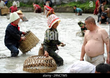 (160421) -- TAIJIANG, 21 avril 2016 -- des villageois locaux participent à un concours de pêche dans le village de Laotun, dans le comté de Taijiang, préfecture autonome de Miao-Dong de Qiandongnan, province du Guizhou, dans le sud-ouest de la Chine, le 21 avril 2016.) (Wjq) CHINE-GUIZHOU-MIAO GROUPE ETHNIQUE-CONCOURS DE PÊCHE (CN) TaoxLiang PUBLICATIONxNOTxINxCHN 160421 Taijiang avril 21 2016 des villageois locaux participent à un concours de pêche dans le village de Laotun du comté de Taijiang Miao Dong Préfecture autonome de Qiandongnan Sud-Ouest de la Chine S Guizhou province du Guizhou avril 21 2016 wjq Chine Guizhou Groupe ethnique de pêche Miao pêche Banque D'Images