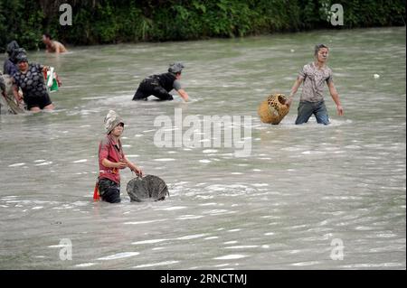 (160421) -- TAIJIANG, 21 avril 2016 -- des villageois locaux participent à un concours de pêche dans le village de Laotun, dans le comté de Taijiang, préfecture autonome de Miao-Dong de Qiandongnan, province du Guizhou, dans le sud-ouest de la Chine, le 21 avril 2016.) (Wjq) CHINE-GUIZHOU-MIAO GROUPE ETHNIQUE-CONCOURS DE PÊCHE (CN) TaoxLiang PUBLICATIONxNOTxINxCHN 160421 Taijiang avril 21 2016 des villageois locaux participent à un concours de pêche dans le village de Laotun du comté de Taijiang Miao Dong Préfecture autonome de Qiandongnan Sud-Ouest de la Chine S Guizhou province du Guizhou avril 21 2016 wjq Chine Guizhou Groupe ethnique de pêche Miao pêche Banque D'Images