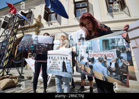 (160421) -- ZAGREB, 21 avril 2016 -- des écologistes croates participent à une manifestation contre l'énergie fossile organisée le 21 avril 2016 à Zagreb, capitale de la Croatie. Cette année, le jour de la Terre coïncide avec la cérémonie de signature de l'Accord de Paris sur les changements climatiques, qui aura lieu vendredi au siège de l'ONU à New York. CROATIE-ZAGREB-JOUR DE LA TERRE-MANIFESTATION MisoxLisanin PUBLICATIONxNOTxINxCHN 160421 Zagreb avril 21 2016 des environnementalistes croates participent à la manifestation de la Journée de la Terre contre l'énergie fossile à Zagreb capitale de la Croatie LE 21 2016 avril cette année Journée de la Terre Banque D'Images