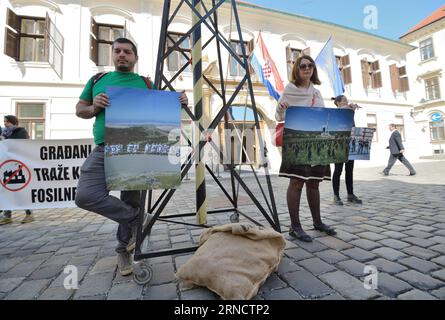 (160421) -- ZAGREB, 21 avril 2016 -- des écologistes croates participent à une manifestation contre l'énergie fossile organisée le 21 avril 2016 à Zagreb, capitale de la Croatie. Cette année, le jour de la Terre coïncide avec la cérémonie de signature de l'Accord de Paris sur les changements climatiques, qui aura lieu vendredi au siège de l'ONU à New York. CROATIE-ZAGREB-JOUR DE LA TERRE-MANIFESTATION MisoxLisanin PUBLICATIONxNOTxINxCHN 160421 Zagreb avril 21 2016 des environnementalistes croates participent à la manifestation de la Journée de la Terre contre l'énergie fossile à Zagreb capitale de la Croatie LE 21 2016 avril cette année Journée de la Terre Banque D'Images