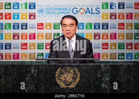 (160421) -- NEW YORK, le 21 avril 2016 --Li Baodong, vice-ministre chinois des Affaires étrangères et sherpa du G20, prononce un discours sur le débat thématique de haut niveau de l Assemblée générale des Nations Unies sur la réalisation des objectifs de développement durable, au siège des Nations Unies à New York, le 21 avril 2016. Le vice-ministre chinois des Affaires étrangères et sherpa Li Baodong du G20 a exhorté jeudi toutes les parties à commencer à mettre en œuvre le Programme de développement durable à l'horizon 2030 de manière globale dans le cadre d'un débat thématique de haut niveau. UN-NEW YORK-CHINE-SDG-DÉBAT DE HAUT NIVEAU-LI BAODONG LIXMUZI PUBLICATIONXNOTXINXCHN 16042 Banque D'Images
