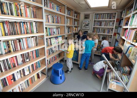 ZAGREB, le 06 avril 2016 -- des enfants de l'école primaire de Gracani empruntent des livres dans une bibliothèque mobile Bibliobus à Gracani près de Zagreb, capitale de la Croatie, le 6 avril 2016. Le Bibliobus est un service de bibliothèque mobile organisé par la Bibliothèque municipale de Zagreb, couvrant 78 points dans la ville et ses environs. CROATIE-ZAGREB-SERVICE DE BIBLIOTHÈQUE MOBILE MisoxLisanin PUBLICATIONxNOTxINxCHN Zagreb avril 06 2016 des enfants de l'école primaire Gracani empruntent des livres DANS une bibliothèque mobile à Gracani près de Zagreb capitale de la Croatie avril 6 2016 le service de bibliothèque mobile organisé par la bibliothèque municipale de Zagreb couvre 78 points Banque D'Images