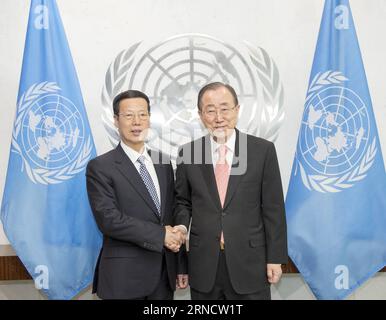 (160421) -- NEW YORK, 21 avril 2016 -- le vice-premier ministre chinois Zhang Gaoli (à gauche) serre la main du secrétaire général des Nations unies Ban Ki-moon au siège de l'ONU à New York, aux États-Unis, le 21 avril 2016. Zhang assistera à la cérémonie de signature de l'accord de Paris sur le climat le 21 avril en tant qu'envoyé spécial du président chinois Xi Jinping. (lfj) RÉUNION États-Unis-CHINE-ONU WangxYe PUBLICATIONxNOTxINxCHN 160421 New York avril 21 2016 le vice-premier ministre chinois Zhang Gaoli serre la main du secrétaire général de l'ONU Ban KI Moon AU siège de l'ONU à New York les États-Unis avril 21 2016 Zhang participera à la CLI de Paris Banque D'Images