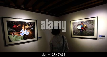 LALITPUR, le 21 avril 2016 -- Un visiteur regarde les photos de l'exposition de photos Nepal Rising organisée par les Nations Unies, présentant des photos de la reconstruction du Népal un an après le tremblement de terre au Musée Patan de Lalitpur, Népal, le 21 avril 2016.) NÉPAL-LALITPUR-EXPOSITION DE PHOTOS SunilxSharma PUBLICATIONxNOTxINxCHN Lalitpur avril 21 2016 un visiteur regarde les photos À l'exposition de photos Nepal Rising organisée par les Nations Unies présentant des photos de RECONSTRUCTION du Népal un an après le tremblement de terre AU Musée Patan à Lalitpur Népal avril 21 2016 Népal exposition de photos de Lalitpur SunilxSharma Banque D'Images