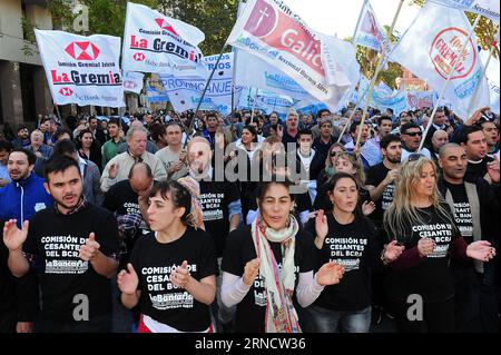 (160421) -- BUENOS AIRES, April 21, 2016 -- Bank employees hold flags during a march held in the first day of a 48-hour national bank strike convened by the Banking Association, in Buenos Aires city, Argentina, on April 21, 2016. Bank workers carried out a 48-hour national strike to demand a salary increase and for the reinstatement of the dismissed employees, according to local press. Candelaria Lagos/) (jg) (fnc) (sp) ARGENTINA-BUENOS AIRES-PROTEST TELAM PUBLICATIONxNOTxINxCHN   160421 Buenos Aires April 21 2016 Bank Employees Hold Flags during a March Hero in The First Day of a 48 hour Nati Stock Photo