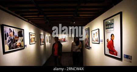 LALITPUR, le 21 avril 2016 -- les visiteurs regardent les photos de l'exposition de photos Nepal Rising organisée par les Nations Unies, présentant des photos de la reconstruction du Népal un an après le tremblement de terre au Musée Patan de Lalitpur, Népal, le 21 avril 2016.) NÉPAL-LALITPUR-EXPOSITION DE PHOTOS SunilxSharma PUBLICATIONxNOTxINxCHN Lalitpur avril 21 2016 visiteurs Regardez les photos de l'exposition de photos Nepal Rising organisée par les Nations Unies présenter des photos de RECONSTRUCTION du Népal un an après le tremblement de terre AU Musée Patan de Lalitpur Népal avril 21 2016 Népal exposition de photos de Lalitpur SunilxSharma BLI Banque D'Images